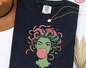 Comfort Colors® Mythologisches Schlangenhaargöttin-T-Shirt, Medusa Bubblegum-Grafik-T-Shirt, Frauen Empowerment Medusa T-Shirt