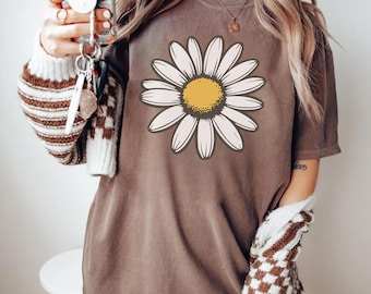 Comfort Colors Daisy T-Shirt: Vintage-Style Floral Tee
