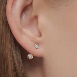 Örhängen i äkta guld med jacka, tre stift med bezel, jubileumspresent till henne