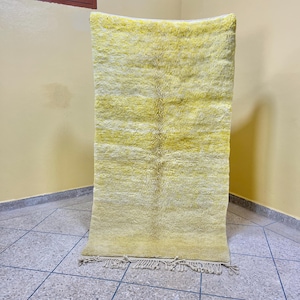 モロッコのクールなベニウラインラグ、黄色のカスタム保育園の洗えるラグランナー、ミッドセンチュリーモダンのかわいいラグ
