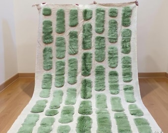 Ästhetischer weißer Marokkanischer Teppich, Wunderschöner Moosteppich, Salbeigrüner Teppich, Handgefertigter Teppich aus Schaffell, Berber Beni Ourain Teppich, Moderner Beni Ourain Teppich
