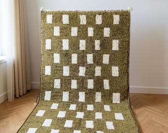Weiß grüner Marokkanischer Teppich Läufer, Abstrakter Moosteppich, Großflächenteppich, Schaffell Teppich, Berber Beni Ourain Teppich, Ästhetischer Teppich nach Maß