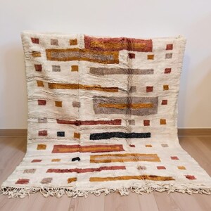 White moroccan rug colorful, aesthetic peach area rug brown, sheepskin handmade rug, cute modern beni ourain rug, abstract berber custom rug