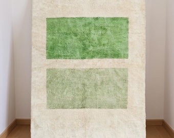 Weißer und grüner Marokkanischer Teppich, Ästhetischer Teppich nach Maß, Art-Deco-Teppich, Salbeigrüner Teppich, Berberteppich, Schaffell Beni Ourain Teppich