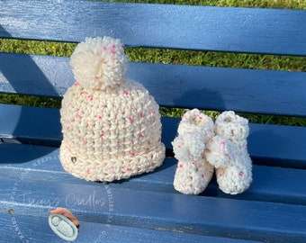 Newborn Baby Booties and Hat Set, PomPom Booties, PomPom Hat