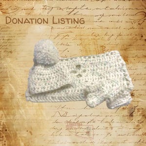 Può includere: Un set all'uncinetto fatto a mano, di colore chiaro, composto da un cappello con pompon, un top e pantaloncini abbinati. Il set è esposto su uno sfondo in stile vintage con le parole "DONATION LISTING".