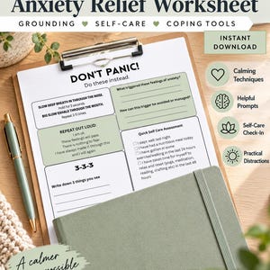 Puede incluir: Hoja de trabajo Anxiety Relief en un portapapeles con un bolígrafo y cuaderno verde salvia. El documento incluye secciones tituladas Don't Panic, Do these instead, con ejercicios de respiración, técnicas de conexión a tierra y una lista de control.