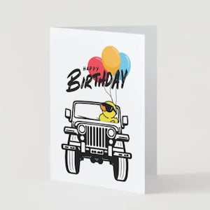 Könnte beinhalten: Weiße Geburtstagskarte mit einer schwarz-weißen Illustration eines Jeeps. Eine gelbe Ente mit Sonnenbrille fährt den Jeep und hält drei Ballons. Die Worte "Happy Birthday" stehen in schwarzer Schrift über dem Jeep.