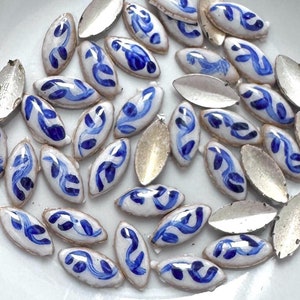 Vintage Emaille Cabochons Blaue Blume auf Weiß 8x4 Navette Schmuckzubehör Blumenmotiv Cabs ENM17-C