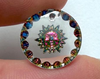 Vintage Sonnen-Intaglio-Tropfen aus Vitrail-Glas, lächelnde Sonne, 15 mm, metallische Regenbogen-Anhängerperlen, BD242-B