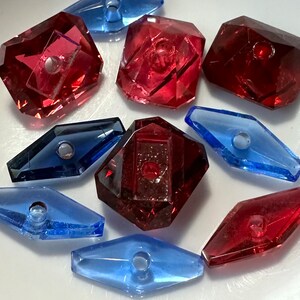 ヴィンテージガラスストーン 4個または8個 サファイアブルー＆ルビーレッド 12x10 八角形 14.75x6.5 細長い六角形 中央に凹み穴 合成石 STN253-C