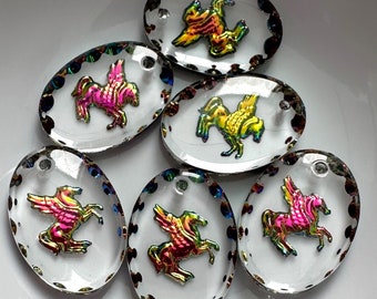 Vintage Pegasus Intaglio Tropfen Glas Vitrail Medium 18x13 Metallic Regenbogen Anhänger Perlen BD270