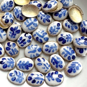 Vintage Emaille Cabochons Blaue Blume auf Weiß 8x6 Schmuckzubehör Blumenmotiv Cabs ENM17-B gemalt