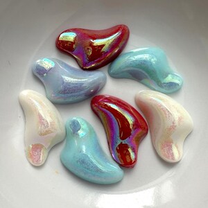 Cabochons en verre AB vintage inhabituels forme libre Aqua pervenche bleu rouge craie blanc 18 x 10 funky ouest-allemand tel quel cabochons bijoux C15-79-B