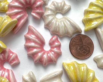 2 oder 4 Vintage Keramik AB Cabochons / Muschel gerippte Creme Rose Rosa Gelb 36 x 26 mm Mosaik Schmuck Handwerk Verschönerungen C15-4-E