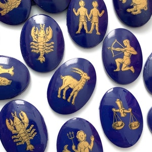 Cabochons du zodiaque vintage bleu cobalt en verre et feuille d'or 25 x 18 poissons Cancer Gémeaux Balance Taureau Capricorne Bijoux du zodiaque Cabs C6-22