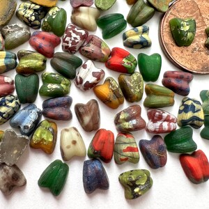 Cabochons en verre insolites vintage mouchetés multi-verts rouges jaunes blancs, pointes de flèches multiples, forme ailée, cabochons funky à dos plat 6,5 x 5,5 mm C15-73-B