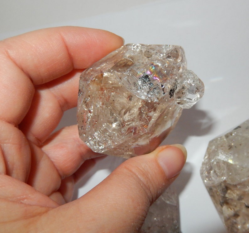 камень муассанит 1 карат. кварц полудрагоценный камень. камень похожий на алмаз. бриллиант это ограненный алмаз. камни похожие на алмаз.