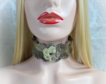 Gargantilha boho de crochê com flor em tons de verde mesclado e terrosos.