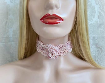 Gargantilha de crochê rosa claro estilo shabby chic com flores