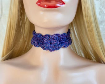 Gargantilha boho de crochê com flor em azul índigo e roxo