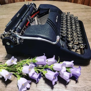 Stunning Smith Corona Sterling / Silent Typewriter. Excellent (1940&#39;s) in great working condition. With case, manual, working guarantee.
