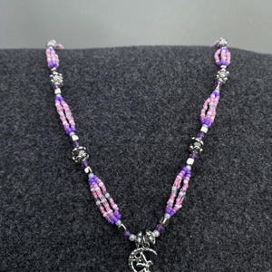 Handgemachte rosa und lila Farbverlauf Perlenkette für Damen und Mädchen mit Elfen Anhänger