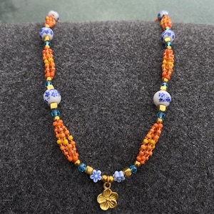 Handgemachte Orange und Blaue Perlenkette für Frauen mit Goldene Blume Charm