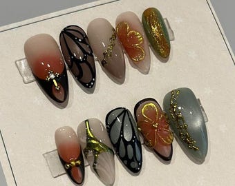 Uñas postizas con alas de mariposa / Uñas decoradas con detalles florales dorados hechas a mano