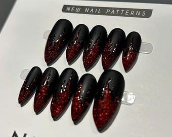 Unghie finte rosse e nere sfumate: unghie gotiche stiletto glitterate da vampiro