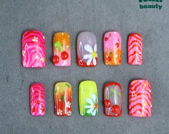 Y2K Press On Nails: Psychedelische Wirbel, Kirschen & Gänseblümchen