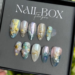 Mermaidcore Press On Nails - Irisierende Chrom-Pastelle mit 3D-Seestern, Muscheln & Perlen, handgefertigte Unterwasser Nail Art, wiederverwendbares Set