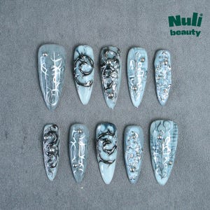 Grau Blau Press On Nails: Ätherischer Chrom, 3D Swirls, Shattered Glass