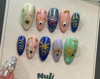 Unghie finte dipinte a mano con pesci dell'oceano: nail art estiva da spiaggia