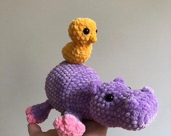 Patrón PDF Hipopótamo Tina con Pato Juguete Amigurumi de Crochet Decoración de Verano Tutorial de Crochet Intermedio Regalo para Bebé
