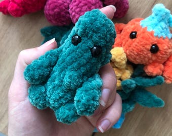 Patrón PDF: Mini pepino de ganchillo, juguete inspirado en el jardín de verano, llavero hecho a mano, tutorial, decoración divertida con vegetales