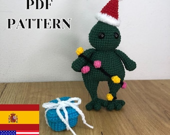 Patrón PDF Monstruo de Navidad Lukky Amigurumi de Ganchillo Juguete Intermedio Decoración Invernal Divertida con Caja de Regalo