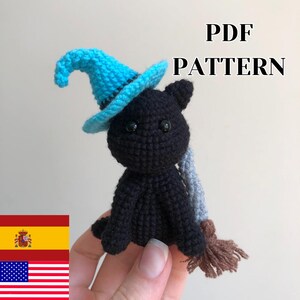 PDF-mönster Katt med kvast och häxhatt Halloween Amigurumi Leksaksrumsdekorationshandledning för medelgoda virkningare
