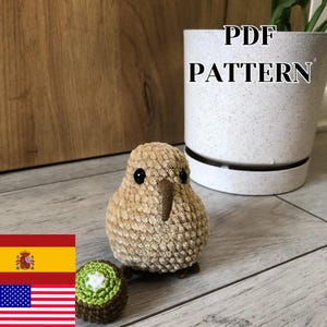 May include: A crocheted kiwi bird and a kiwi fruit, in shades of brown, green, and white. The bird has black eyes and a brown beak. The text "PDF PATTERN" is visible in the background. The image also includes the flags of Spain and the United States.