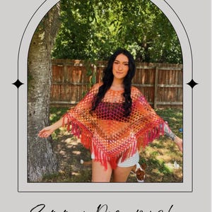 Op de afbeelding: Een gehaakte poncho met een levendig kleurverloop van oranje, roze en rode tinten in een open maaspatroon. Het kledingstuk heeft een wijde, losse pasvorm met lange, bungelende franjes langs de onderrand. De tekst Summer Daze poncho is zichtbaar.