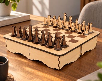 Può includere: Un set di scacchi in legno con una scacchiera quadrata a riquadri alternati marrone chiaro e scuro. Il set include pezzi degli scacchi bidimensionali tagliati al laser in tonalità di legno chiaro e scuro, disposti nelle posizioni iniziali.