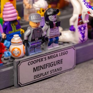 Soporte de exhibición de minifiguras LEGO Mega PERSONALIZABLE (36 pernos de ancho) Portátil de madera maciza Sin ensamblaje Coleccionable Hecho en EE. UU. 4 colores disponibles