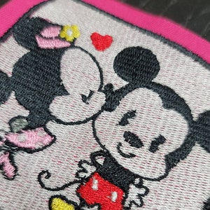 Diseño de bordado &quot;Beso de Mickey Mouse&quot;: Patrón de pluma de 4x4 (Descarga digital)