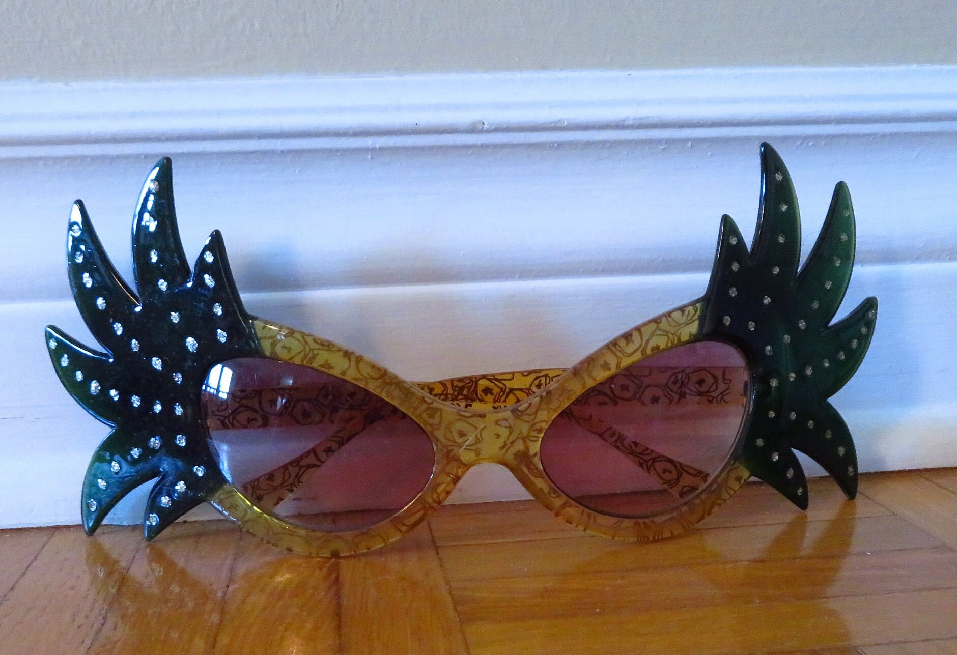Vintage DR PEEPERS Tropical Cats Eye Sunglasses W/ Green  display picture 1