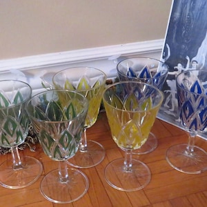 Puede incluir: Juego de seis copas de vino vintage de vidrio con diseños geométricos en verde, amarillo y azul.