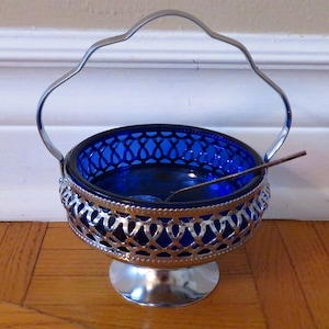 Vintage Cobalt Blue Glass, chromowana, cukierniczka na cokole z małą srebrną łyżeczką. Wyprodukowano w Anglii w 1950 r.