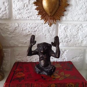 Bijzonder messing aapje voor visitekaartjes/vanger/ vintage bronzen beeldje aap met opgeheven armen