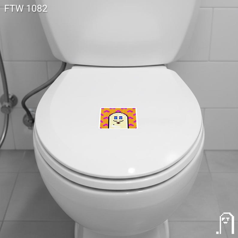 Puede incluir: Un inodoro blanco con una pegatina en la tapa. La pegatina presenta un personaje de dibujos animados pixelado con una cara beige, ojos azules y un bigote morado, sobre un fondo naranja y rosa. El texto "FTW 1082" est&aacute; en la esquina superior izquierda.