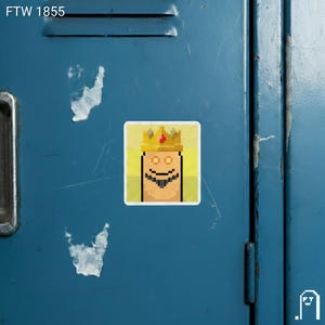 Puede incluir: Una pegatina cuadrada con un personaje de dibujos animados pixelado con una corona dorada y una cara sonriente. La pegatina est&aacute; sobre una superficie met&aacute;lica azul. El texto "FTW 1855" est&aacute; en la esquina superior izquierda.