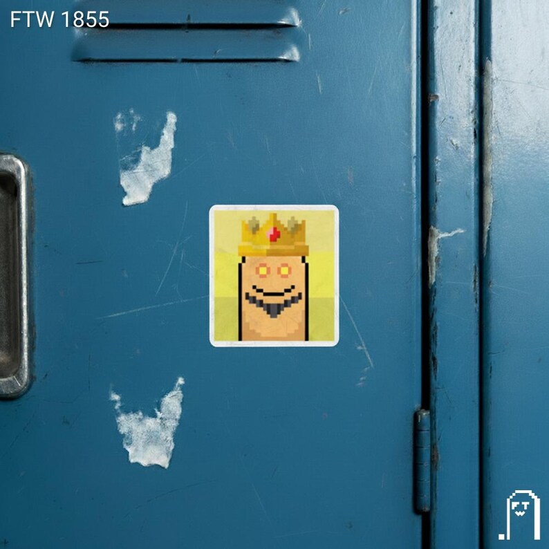 Puede incluir: Una pegatina cuadrada con un personaje de dibujos animados pixelado con una corona dorada y una cara sonriente. La pegatina est&aacute; sobre una superficie met&aacute;lica azul. El texto "FTW 1855" est&aacute; en la esquina superior izquierda.